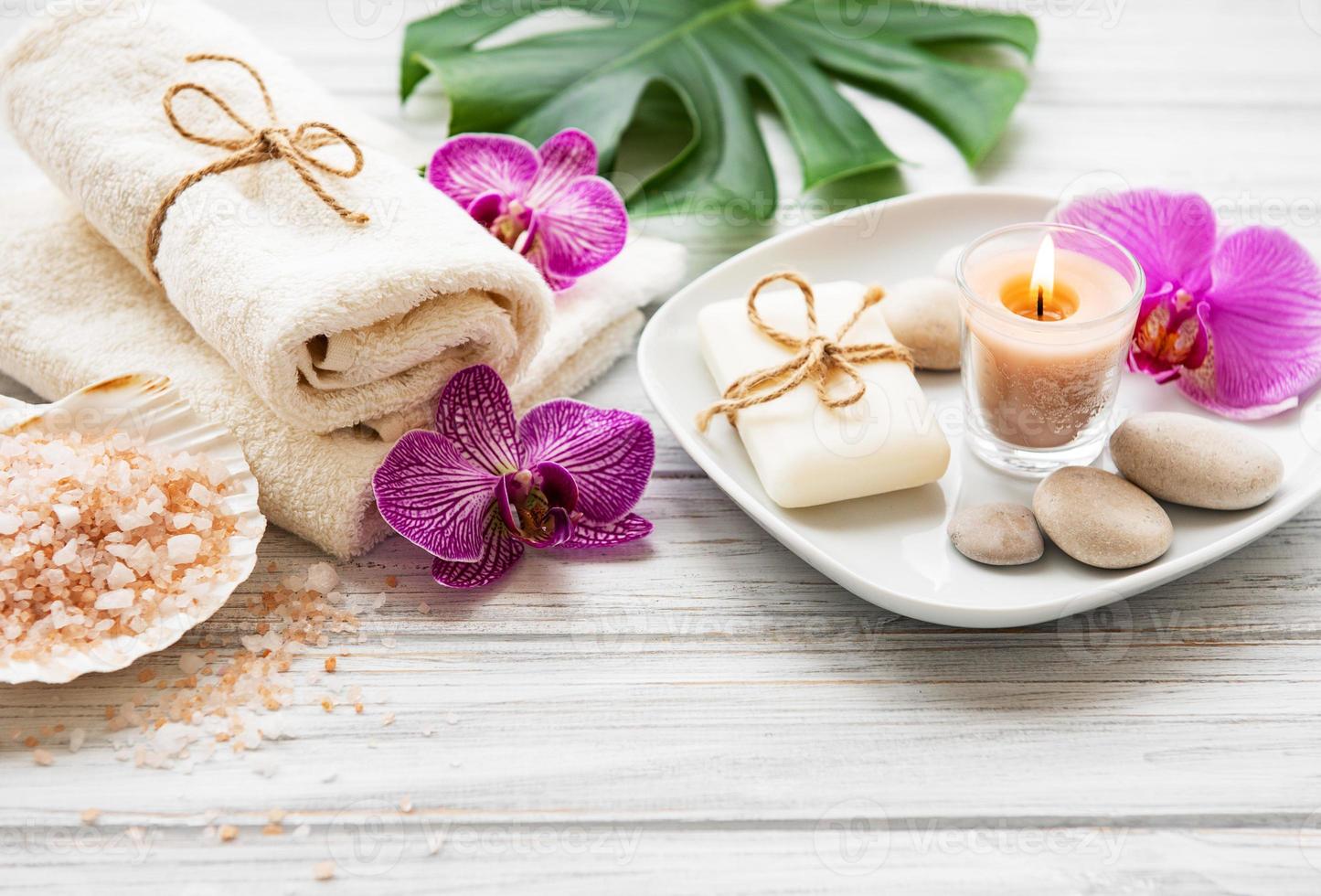 Ingredientes naturales de spa con flores de orquídeas. foto