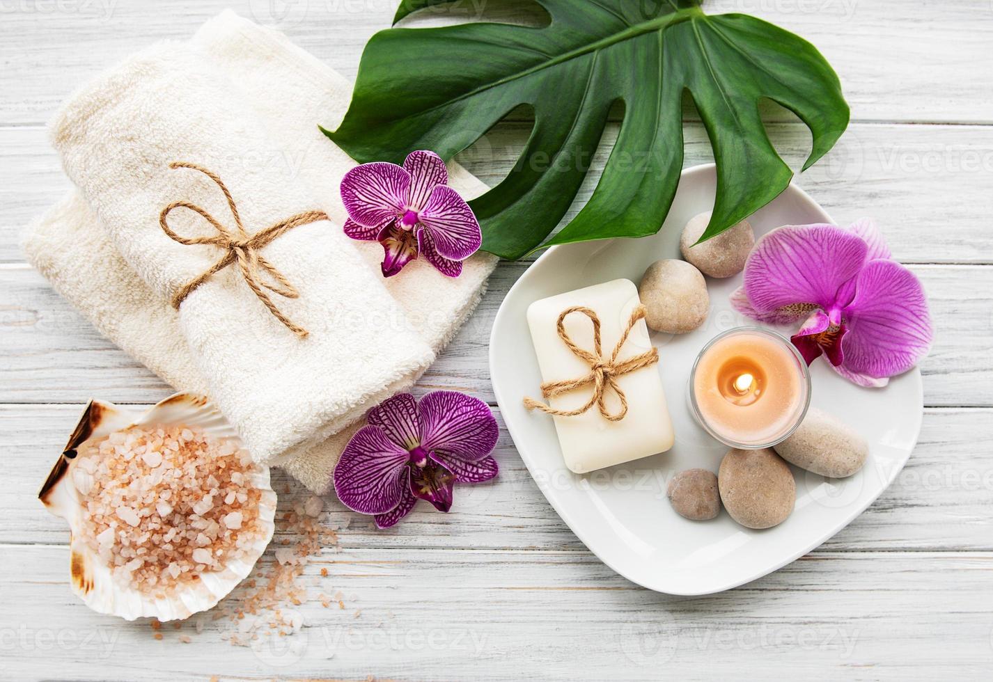 Ingredientes naturales de spa con flores de orquídeas. foto