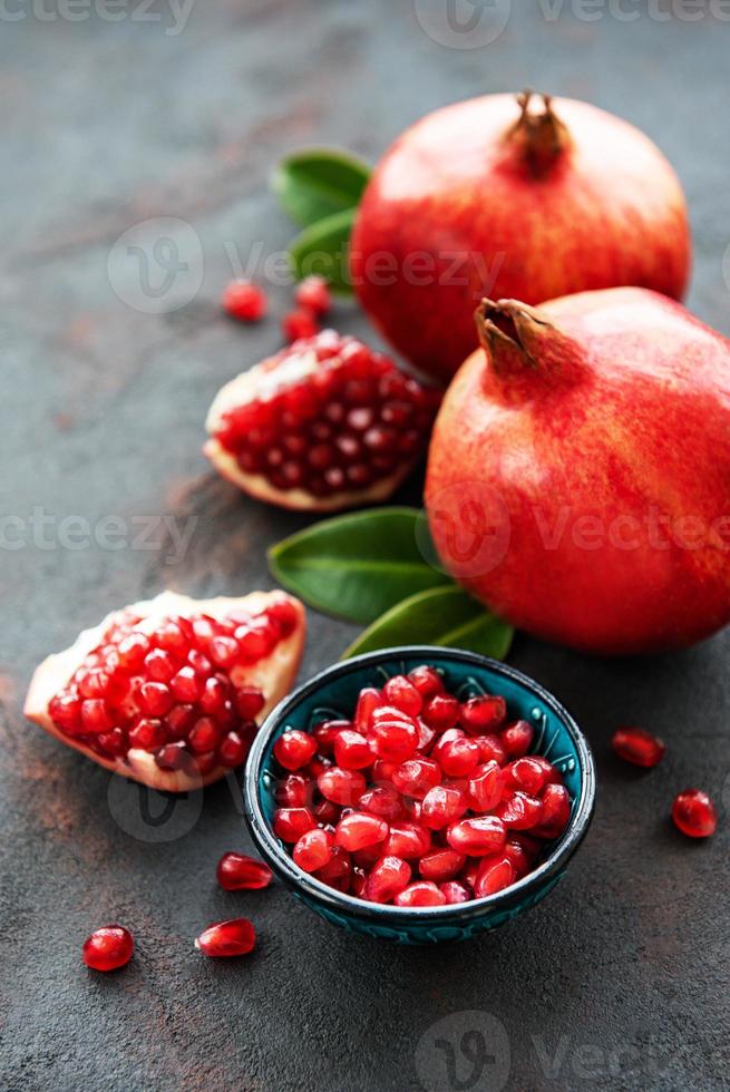 frutas maduras de granada foto