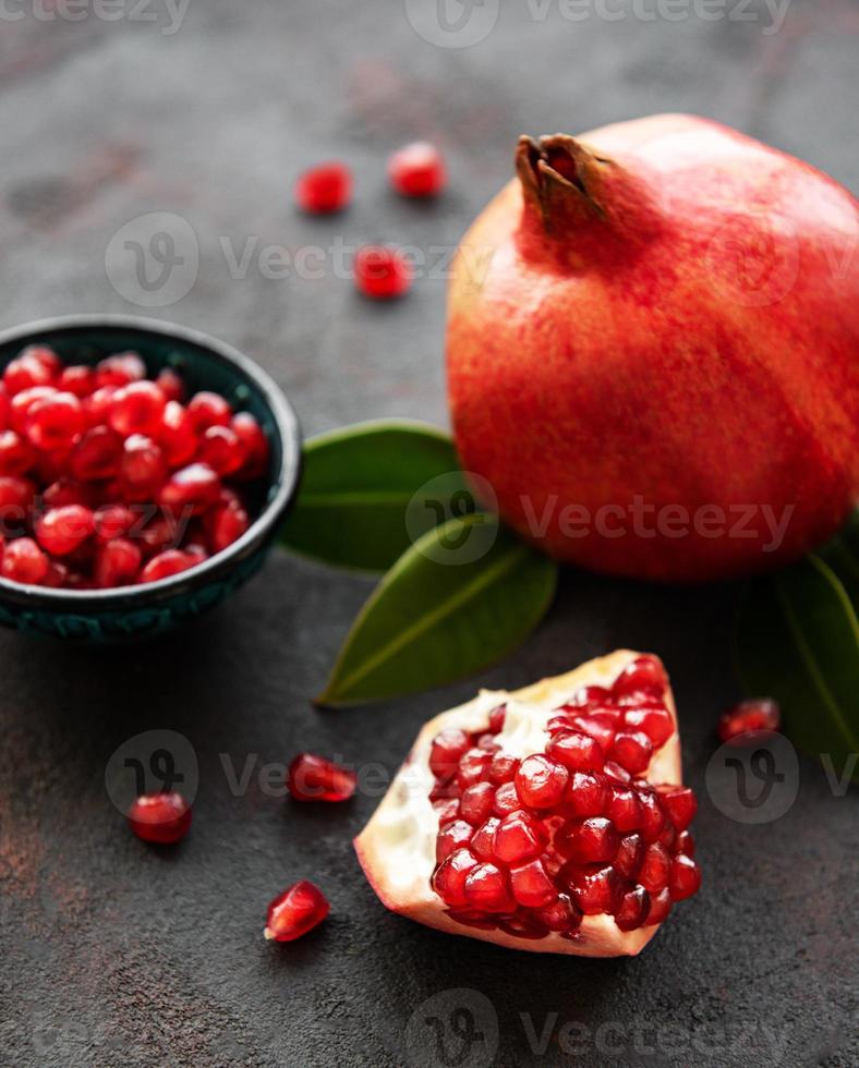 frutas maduras de granada foto