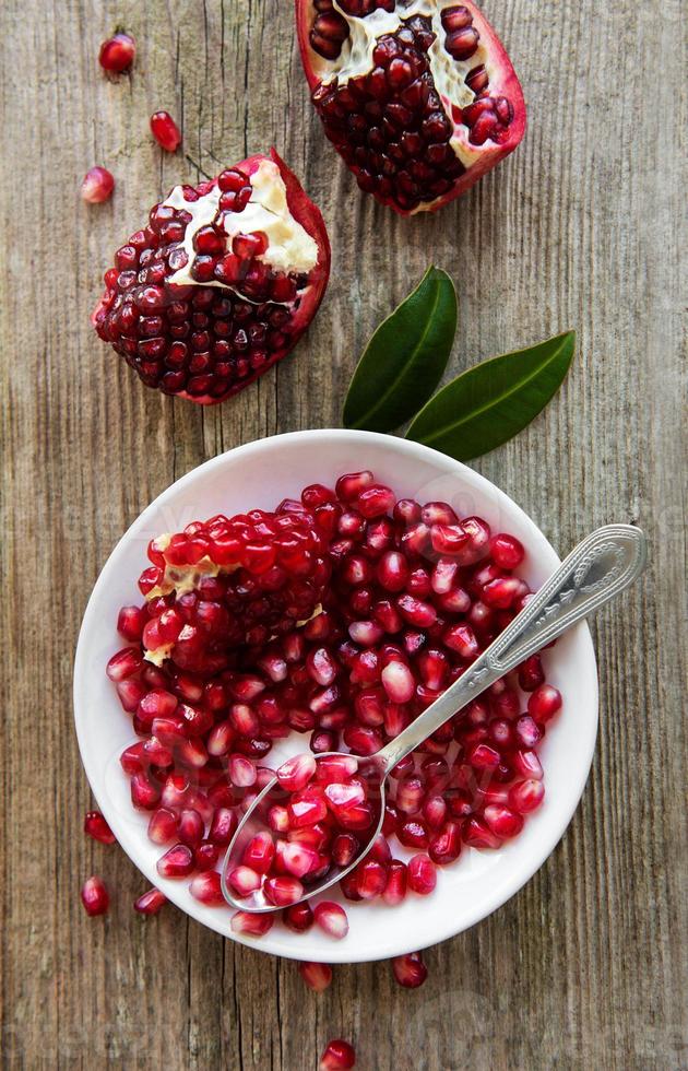 frutas maduras de granada foto