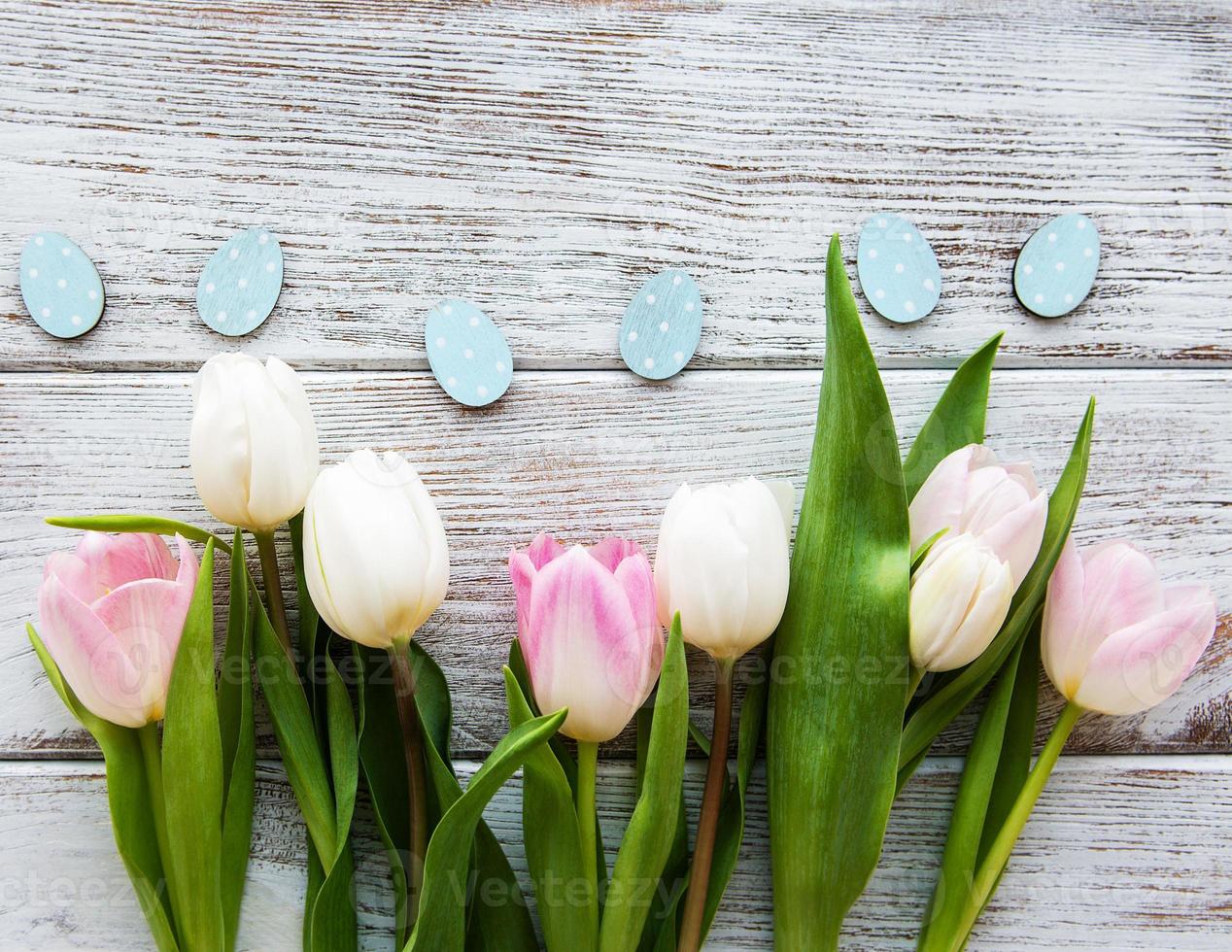 Ramo decorativo de huevos de pascua y tulipanes. foto