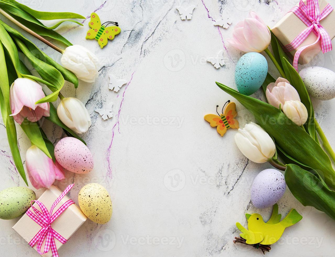 Ramo decorativo de huevos de pascua y tulipanes. foto