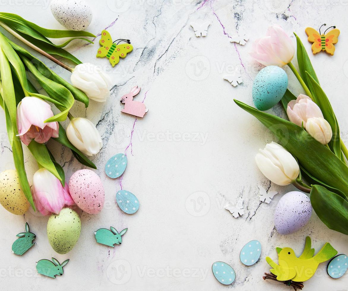 Ramo decorativo de huevos de pascua y tulipanes. foto