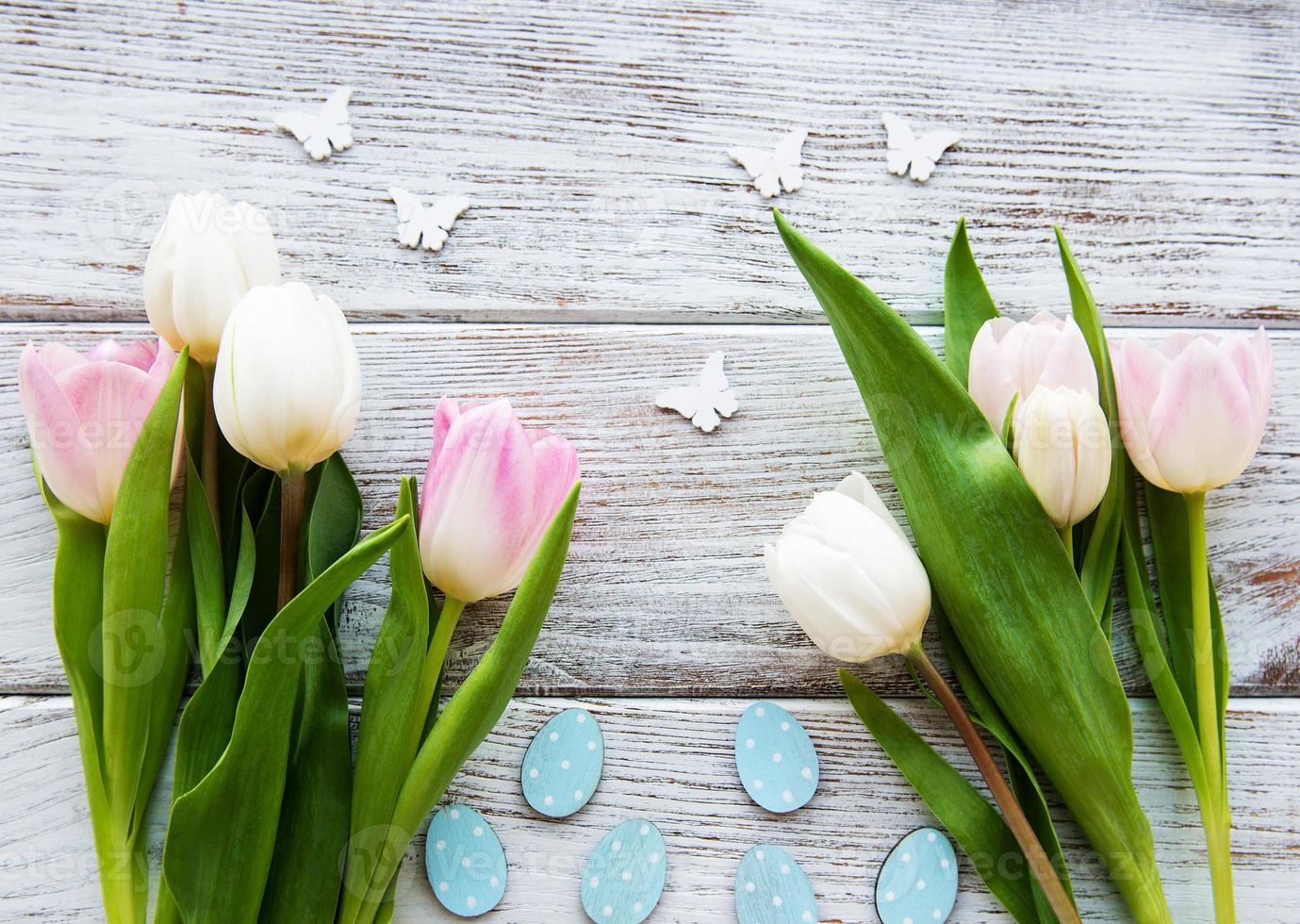 Ramo decorativo de huevos de pascua y tulipanes. foto