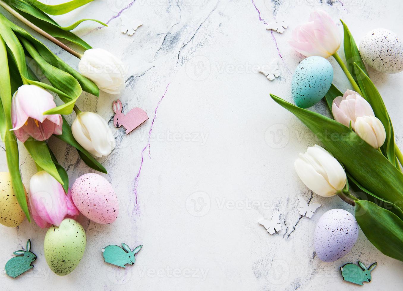 Ramo decorativo de huevos de pascua y tulipanes. foto