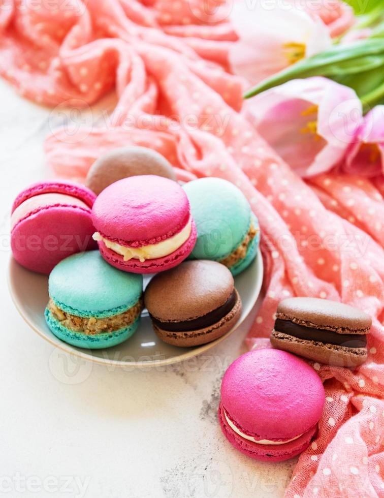 macarrones de colores y tulipanes foto