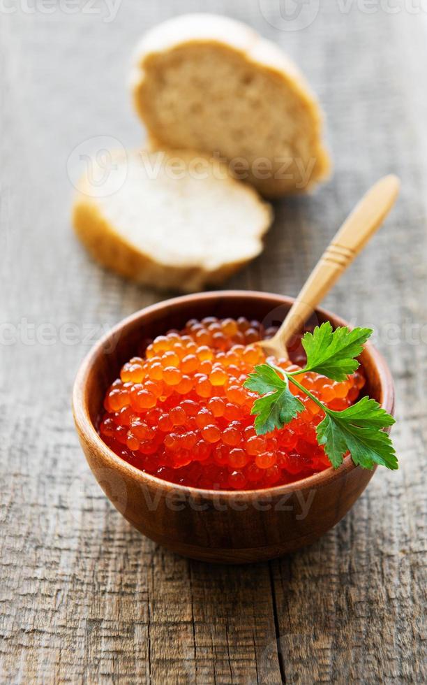 caviar rojo en un tazón foto