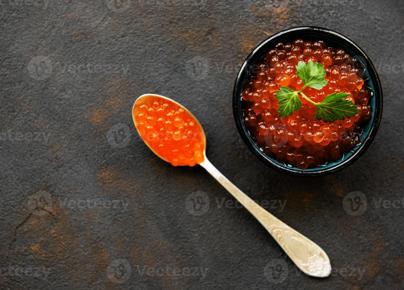caviar rojo en un tazón foto