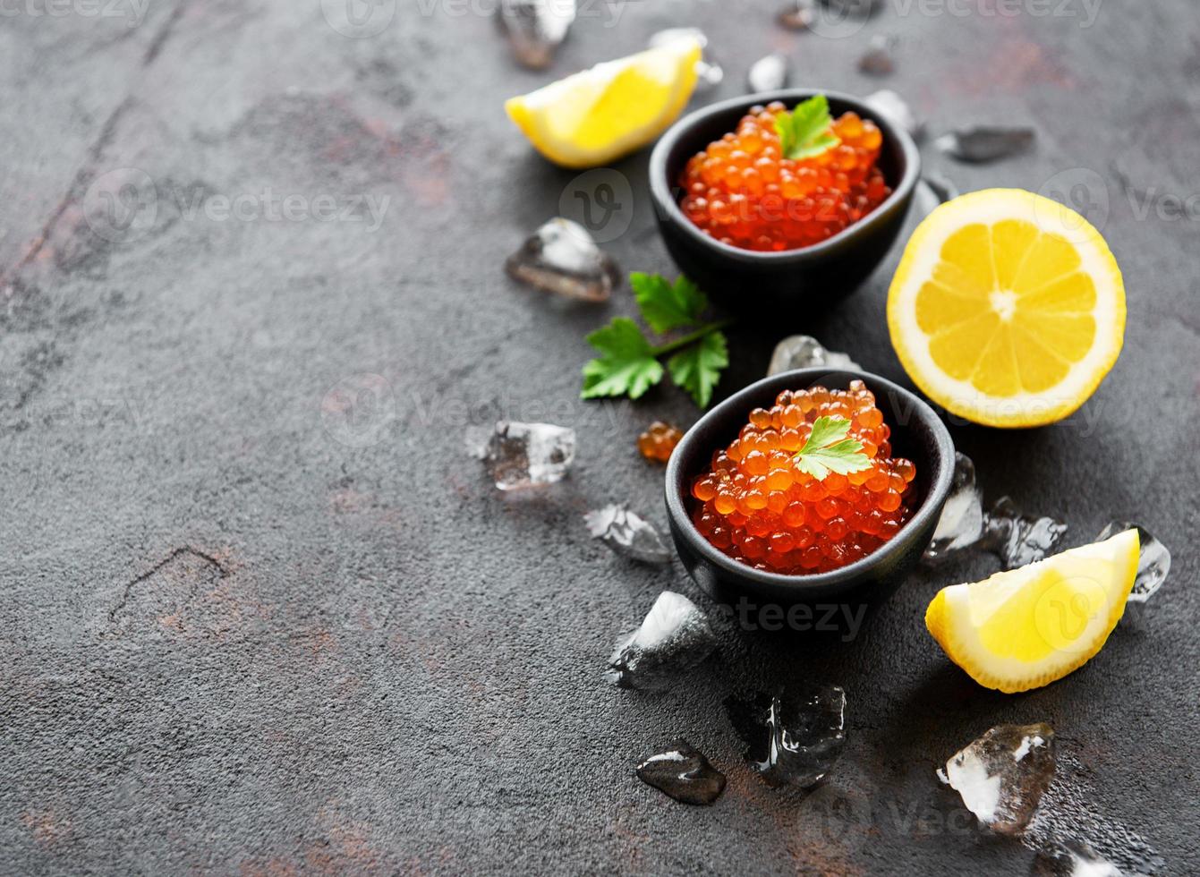 caviar rojo en tazones foto