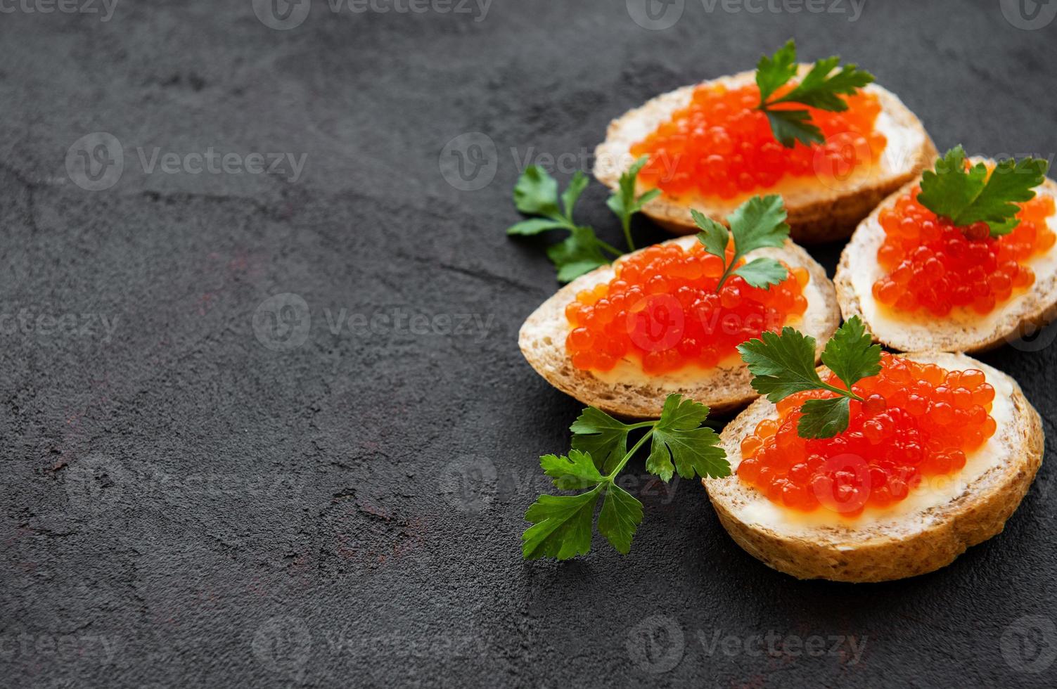 bocadillos con caviar rojo foto