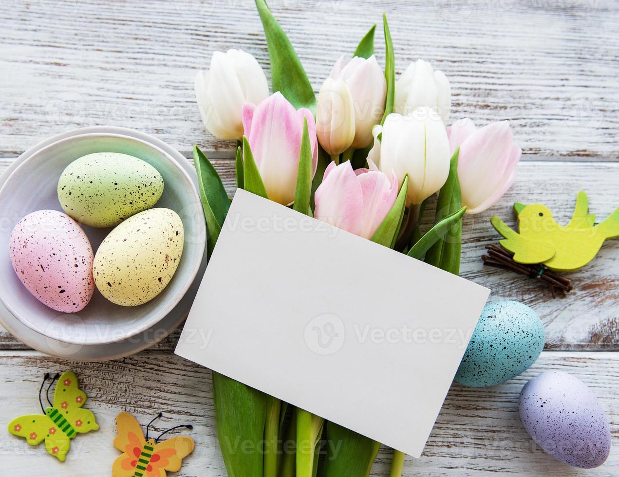 Ramo de huevos de pascua y tulipanes foto