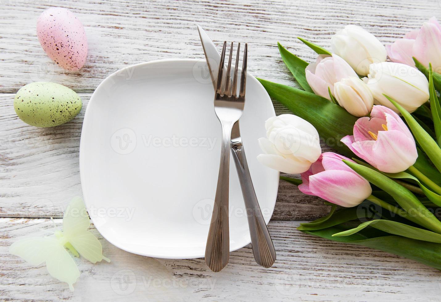 Ramo de huevos de pascua y tulipanes foto