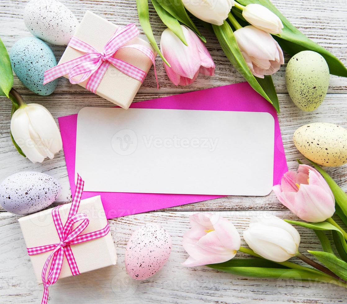 cajas de regalo, huevos de pascua y ramo de tulipanes foto