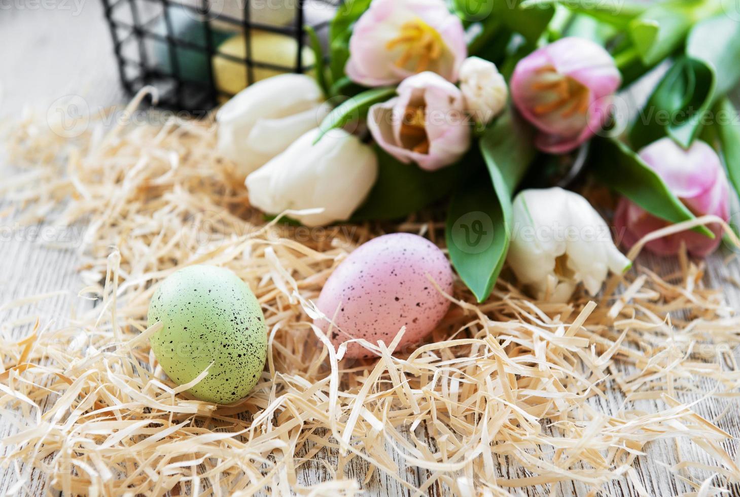 Ramo de huevos de pascua y tulipanes foto