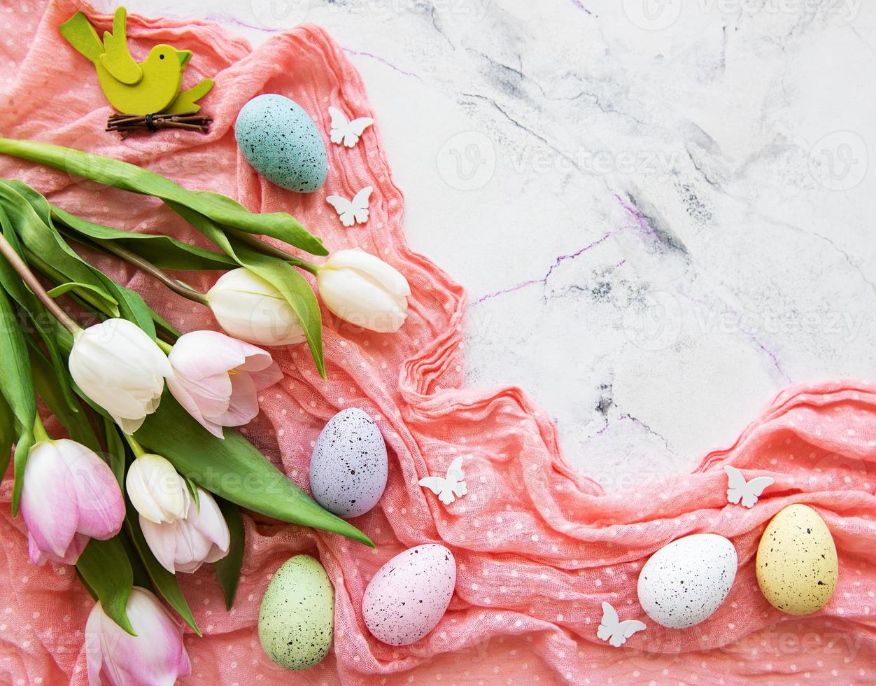 Ramo de huevos de pascua y tulipanes foto