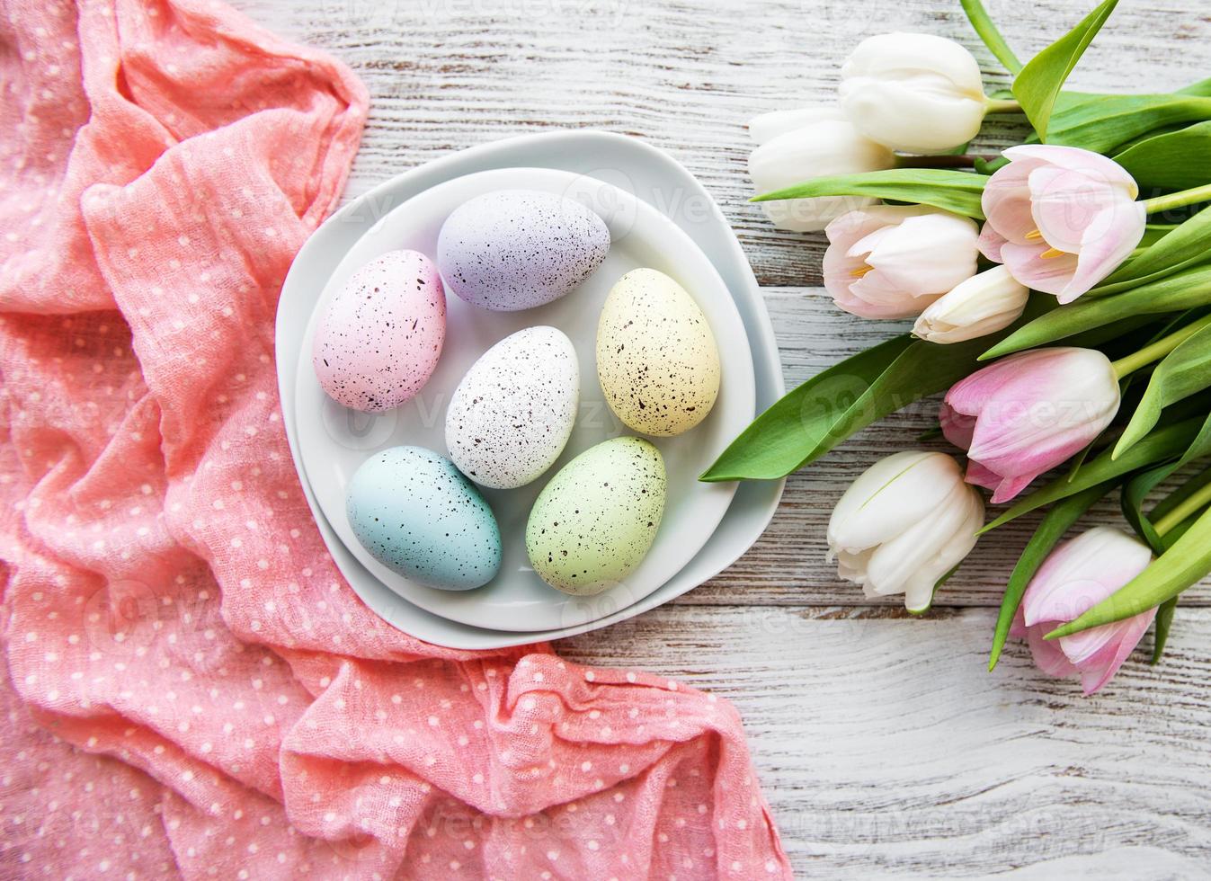 Ramo de huevos de pascua y tulipanes foto