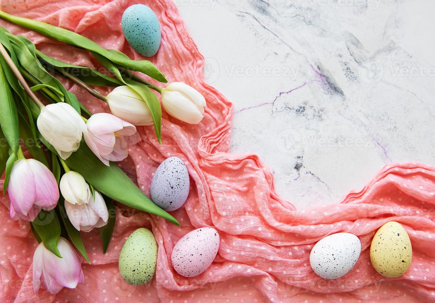 Ramo de huevos de pascua y tulipanes foto