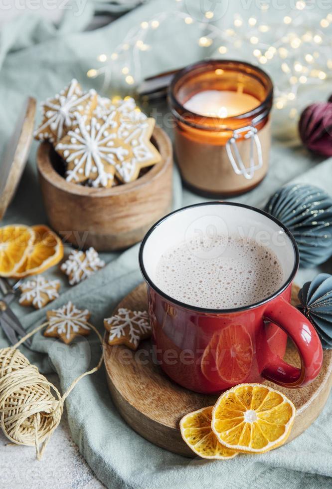 chocolate caliente navideño en la taza roja foto