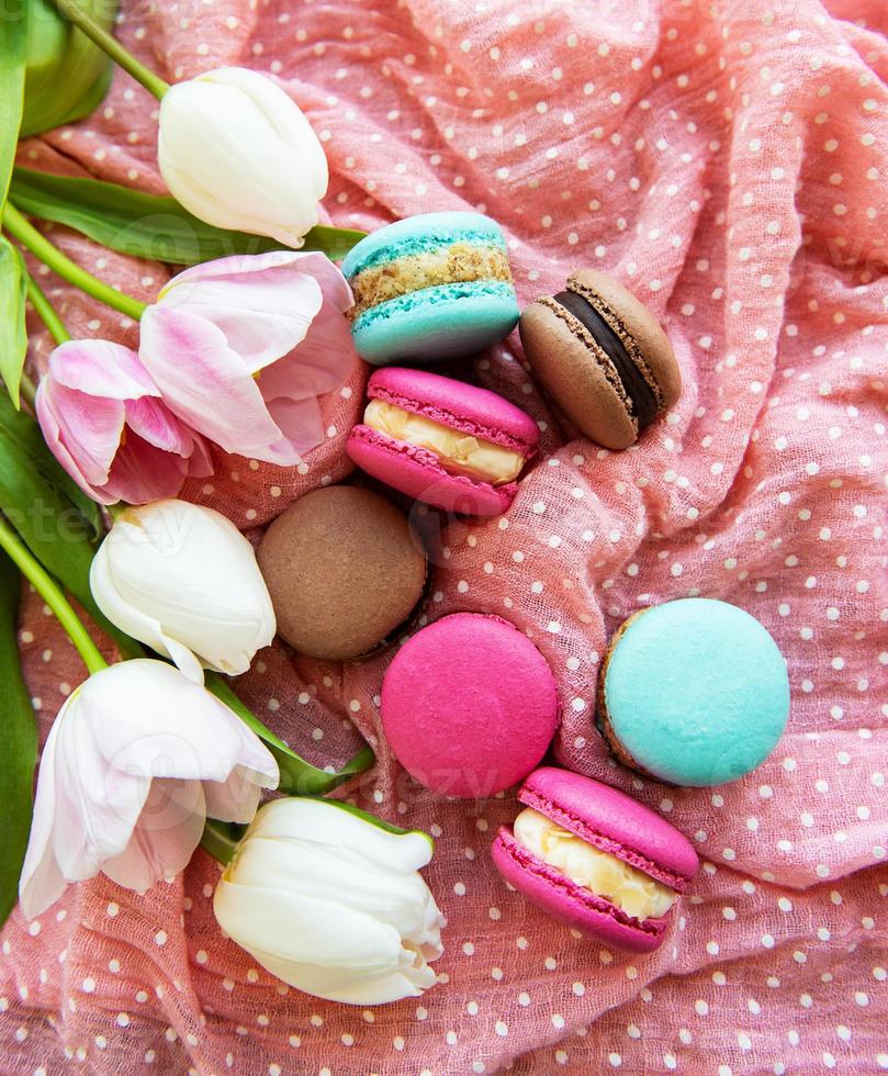 macarrones de colores y tulipanes foto