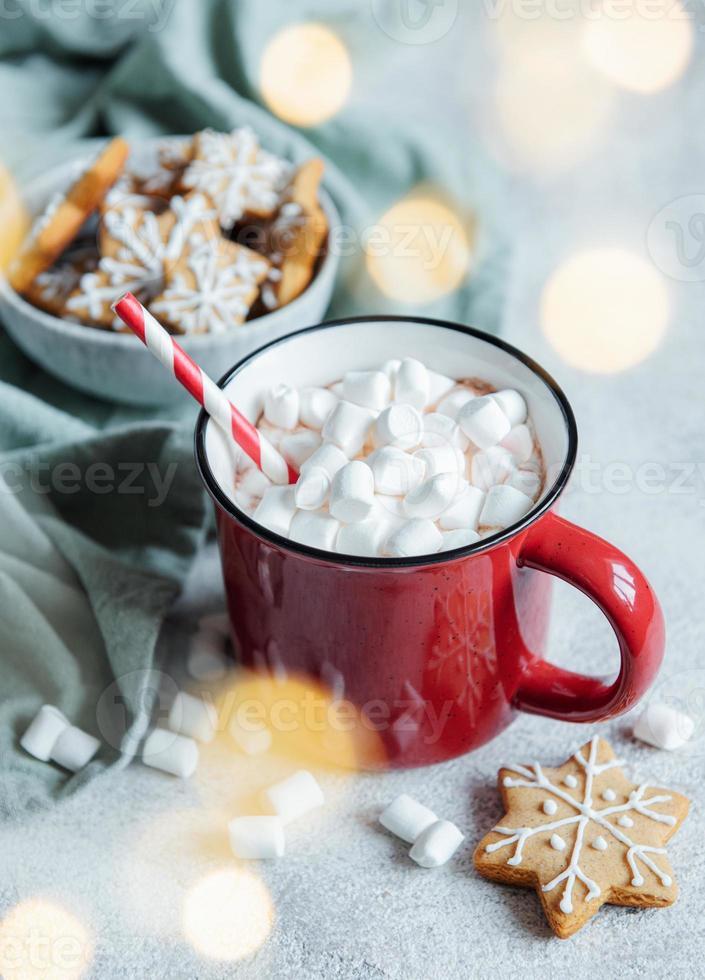 chocolate caliente navideño en la taza roja foto