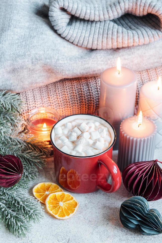 chocolate caliente navideño en la taza roja foto