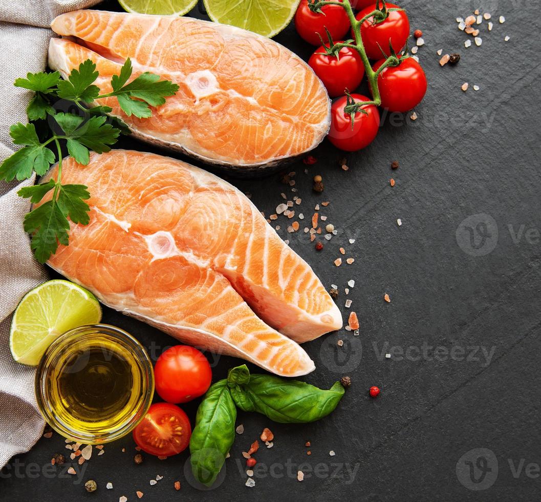 filetes de salmón crudo foto