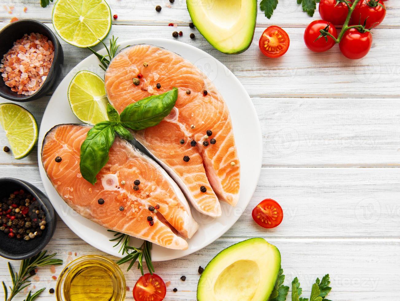 filetes de salmón crudo foto