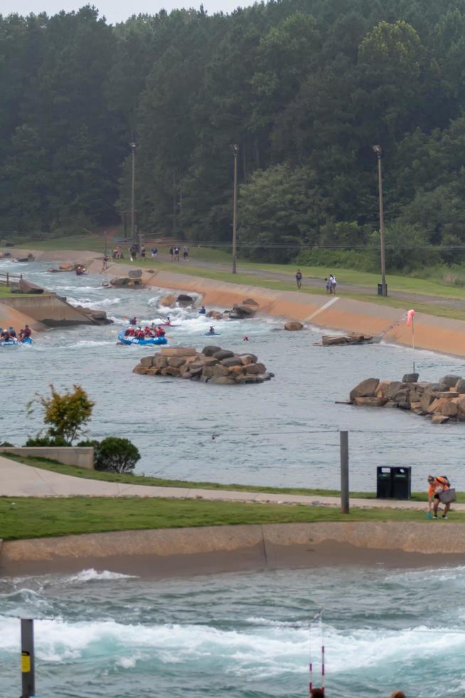 Charlotte, Carolina del Norte, 2021: gente disfrutando del día en el centro nacional de aguas bravas de EE. UU. foto