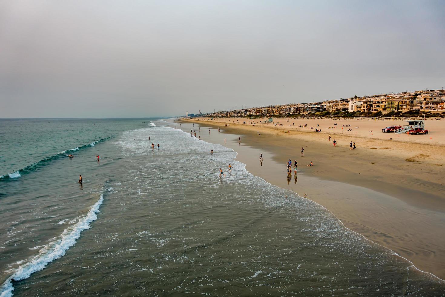 Huntington Beach, California, 2021 - Gente en la playa foto