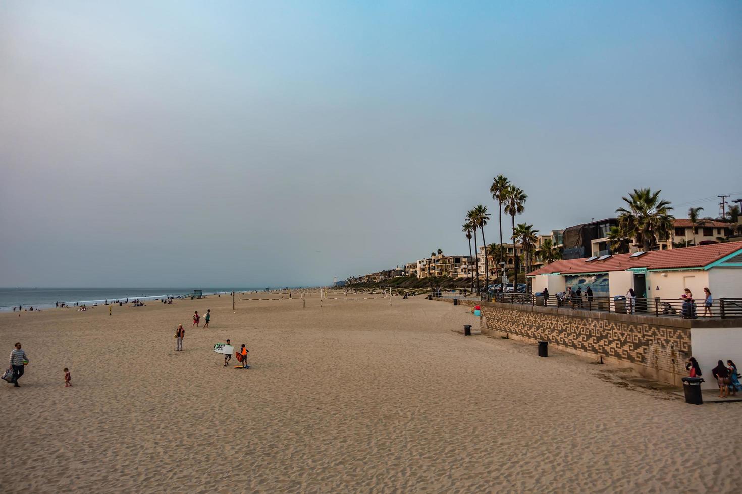 Huntington Beach, California, 2021 - Gente en la playa foto