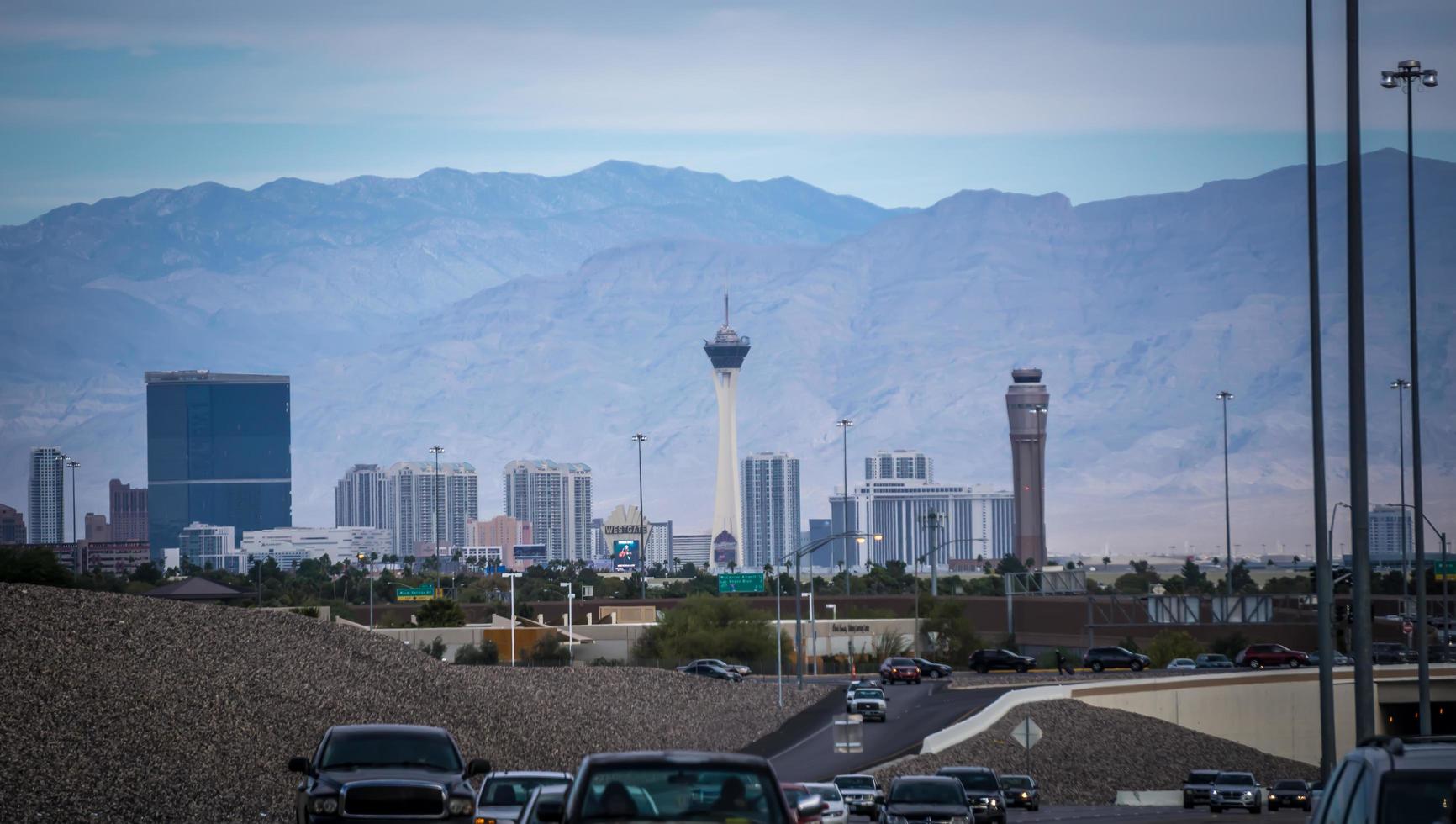 las vegas, nevada- la ciudad de las vegas rodeada por montañas de roca roja y valle de fuego foto