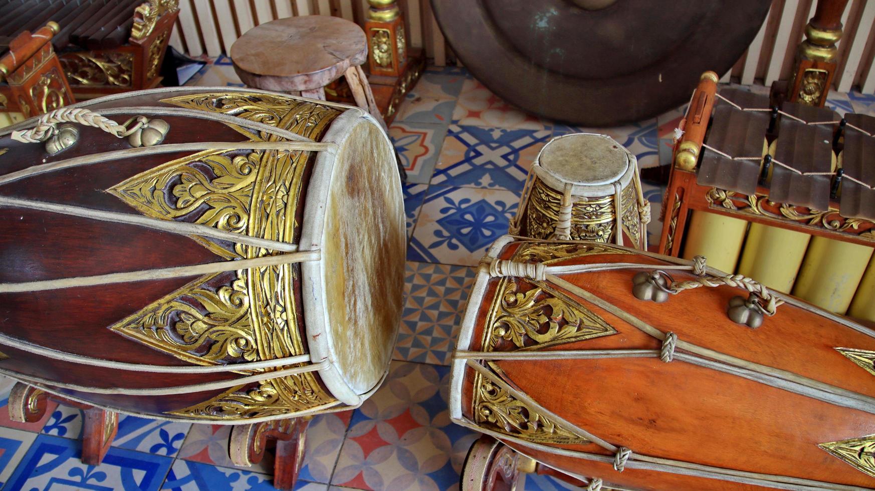 instrumento musical tradicional del javanés indonesio. la música gamelan de indonesia. un conjunto de instrumentos musicales gamelan javaneses foto