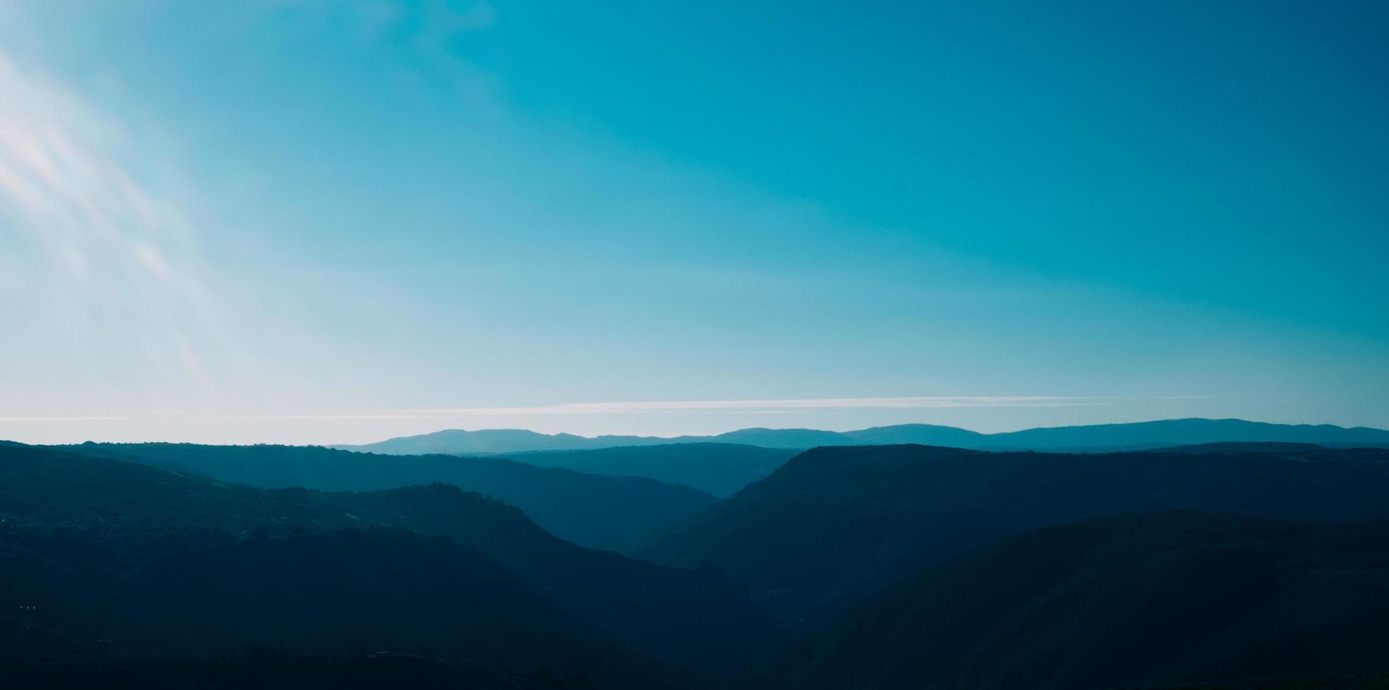 puesta de sol en la montaña foto