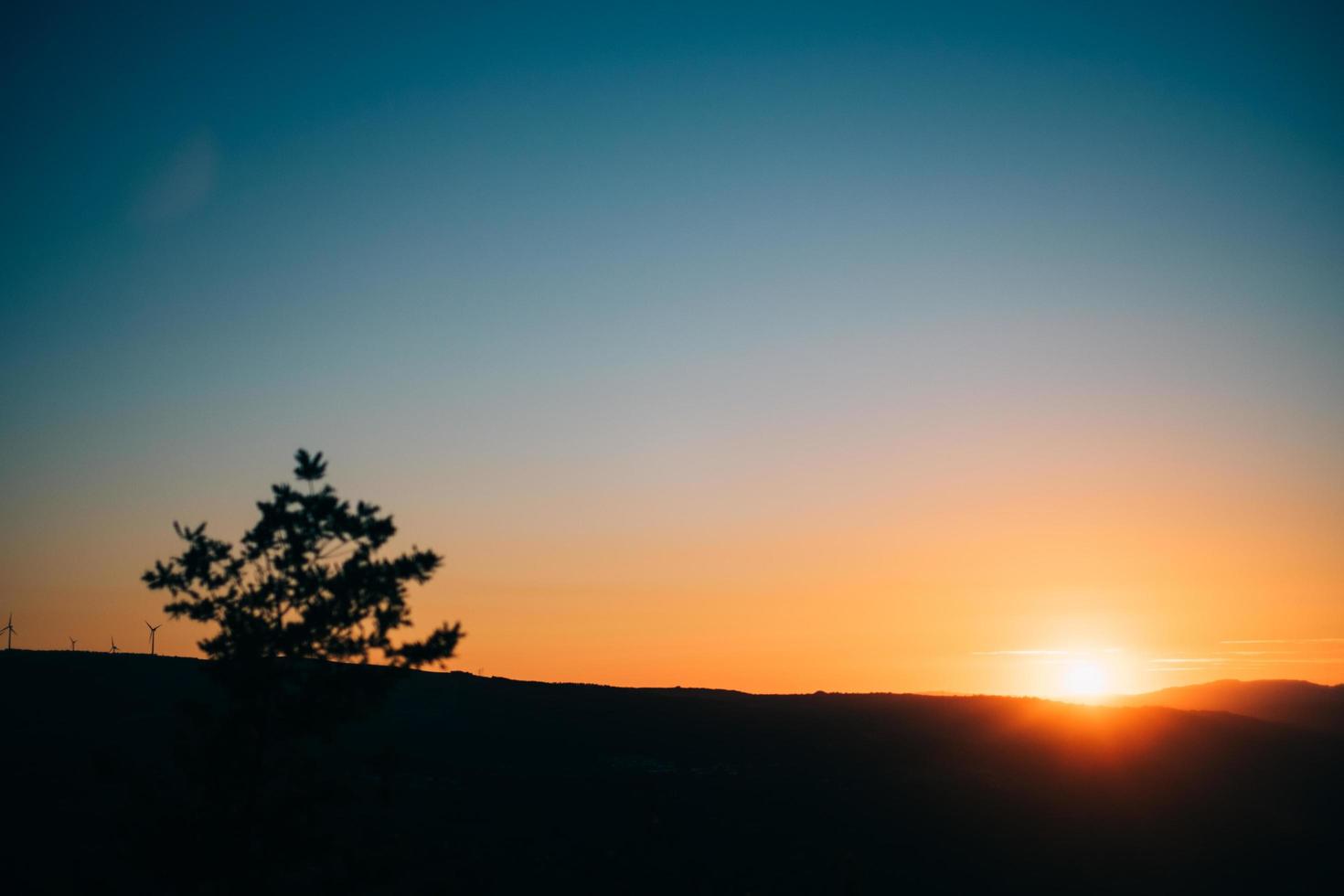 puesta de sol en la montaña foto