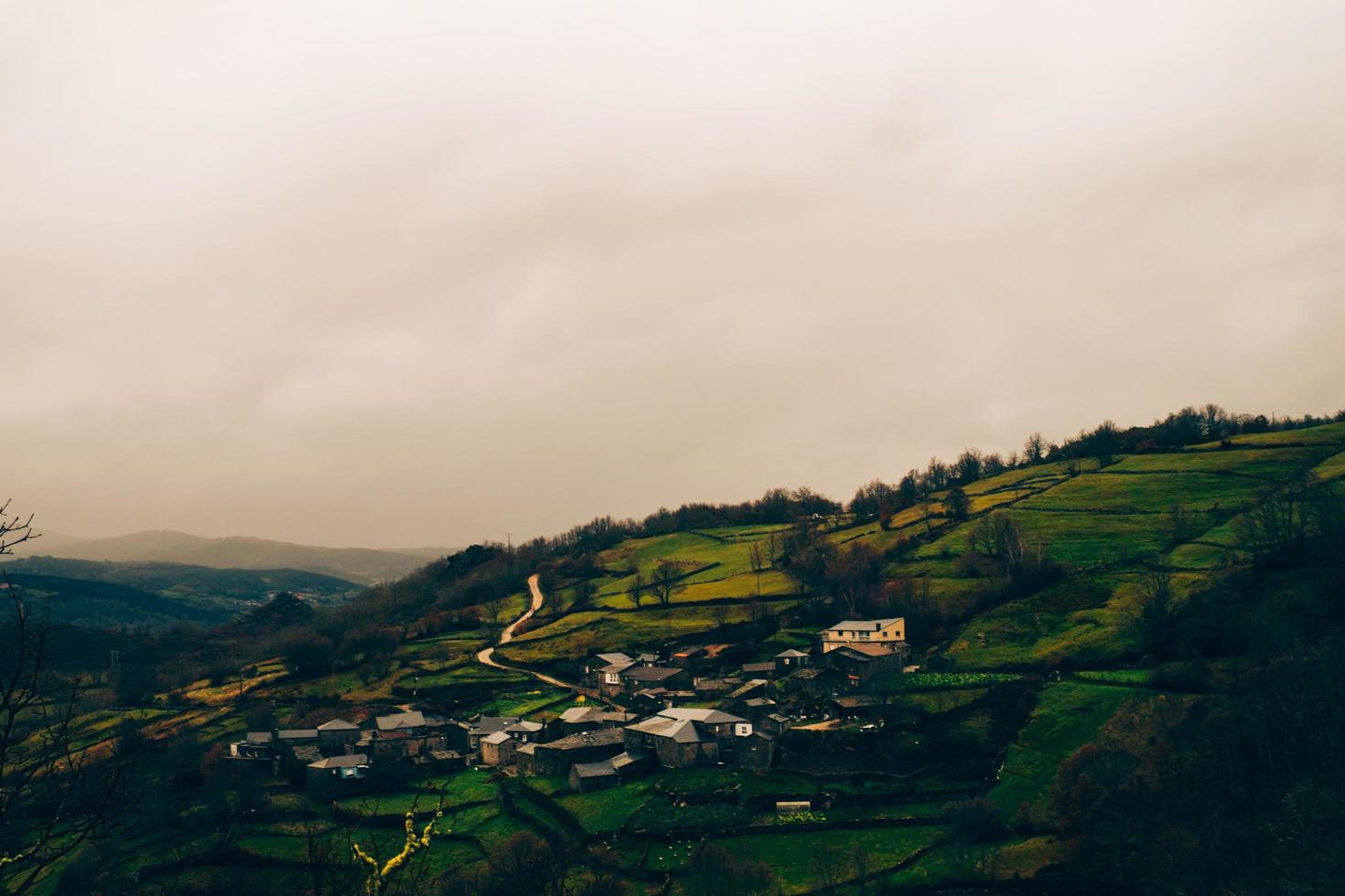 pequeña aldea de montaña foto