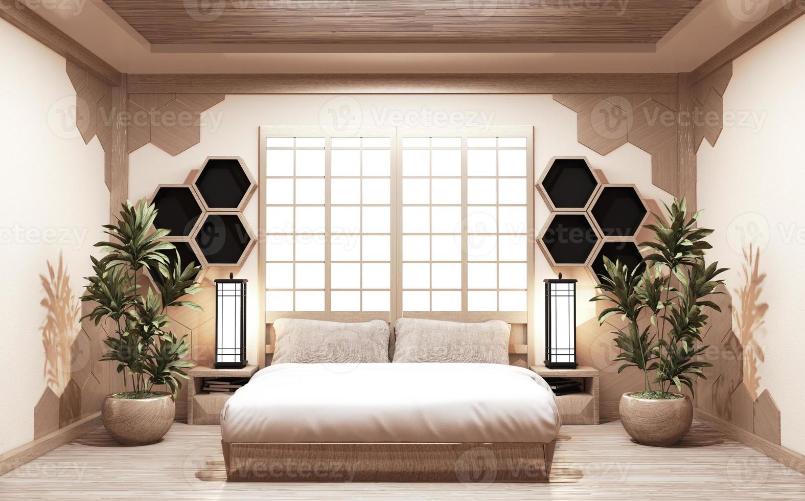 Estantería hexagonal de estilo de madera en el dormitorio de la pared de estilo japonés con plantas y decoración de la lámpara en el piso de madera. foto