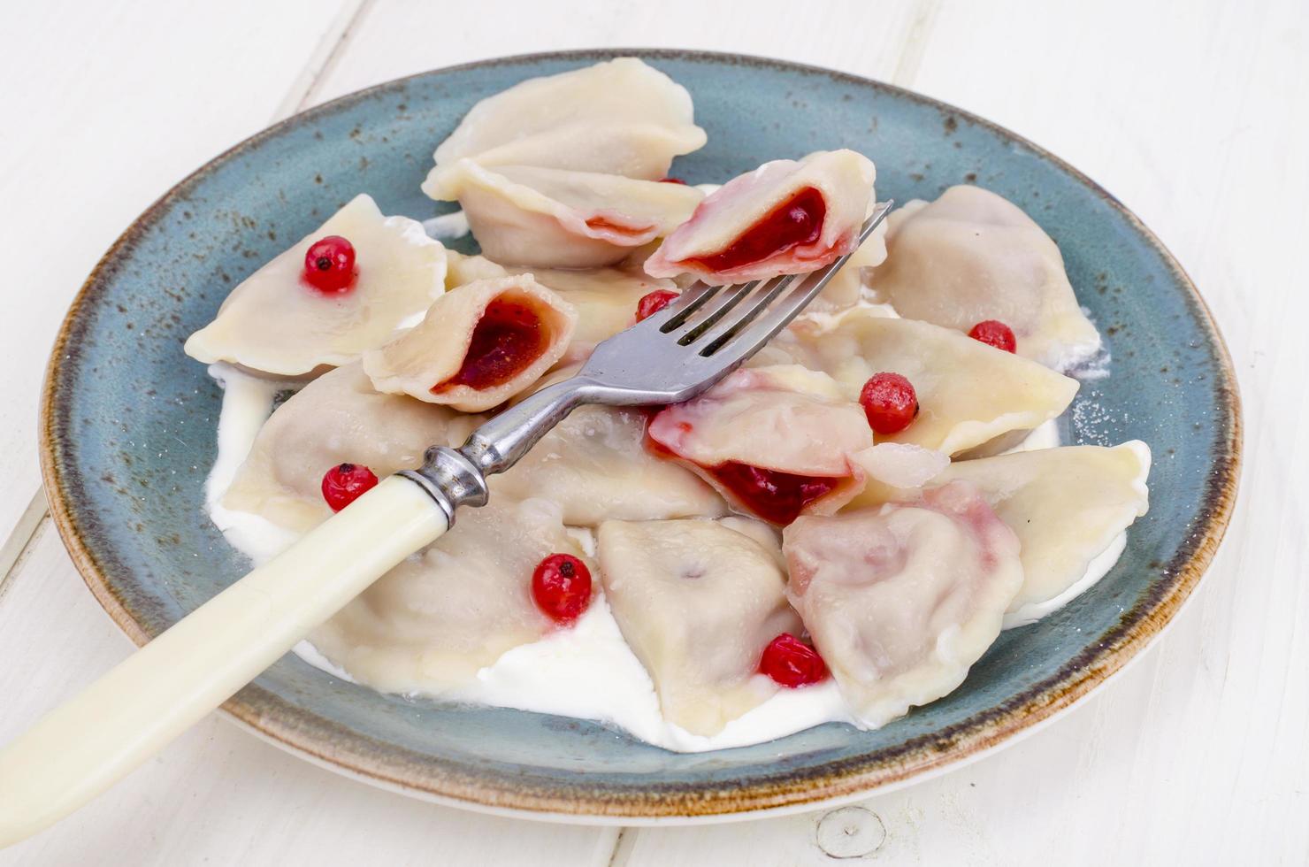 albóndigas con hojaldre rellenas de frutos del bosque frescos. foto