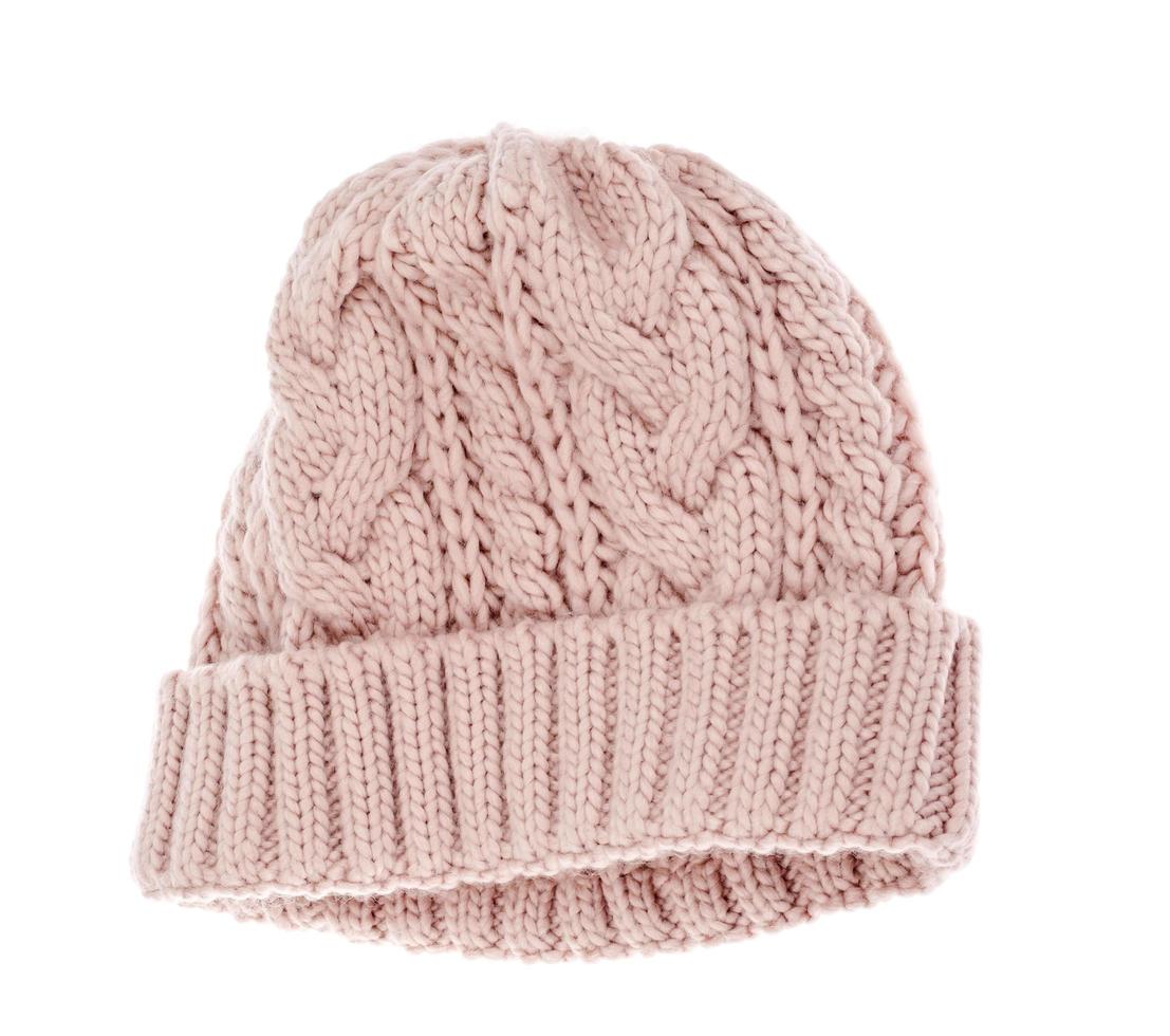 Sombrero tejido de colores cálidos para el invierno, aislado sobre fondo blanco. foto