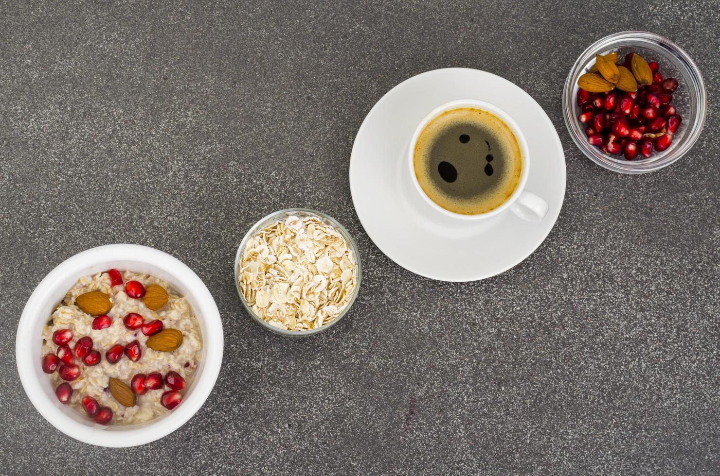 alimentación saludable, desayuno. avena con granada y nueces, café negro. foto