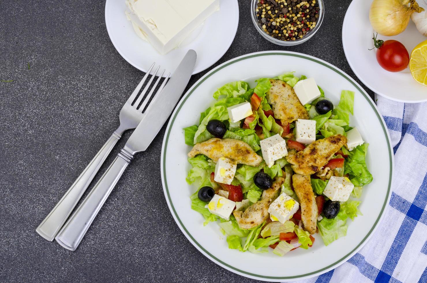 ensalada de verduras con tofu y pechuga de pollo. foto