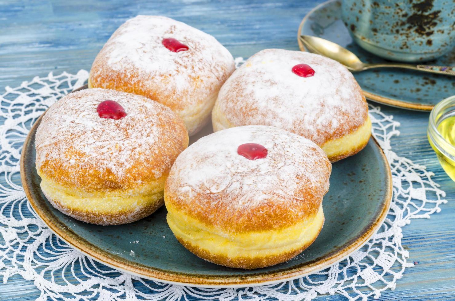 donas de comida tradicional con azúcar glas y mermelada. concepto y antecedentes fiesta judía de hanukkah. foto