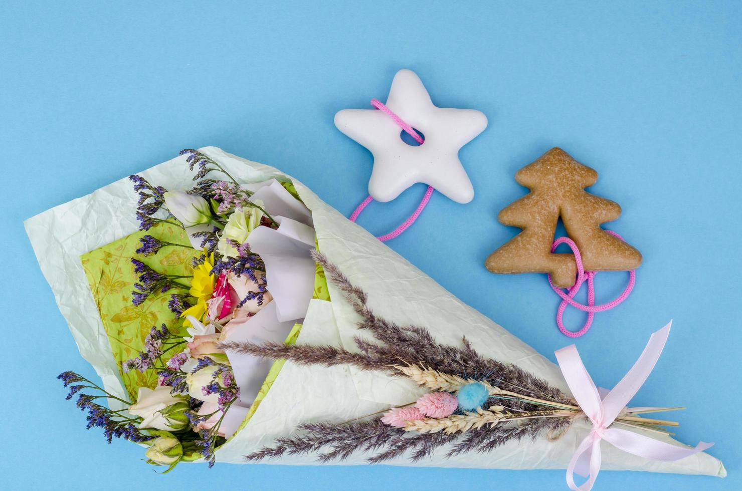 Bouquet of dried flowers and Christmas cookies. photo