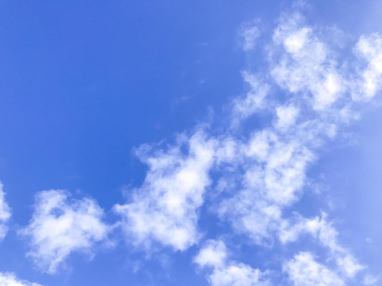 mar, cielo azul, nubes blancas en un día soleado foto