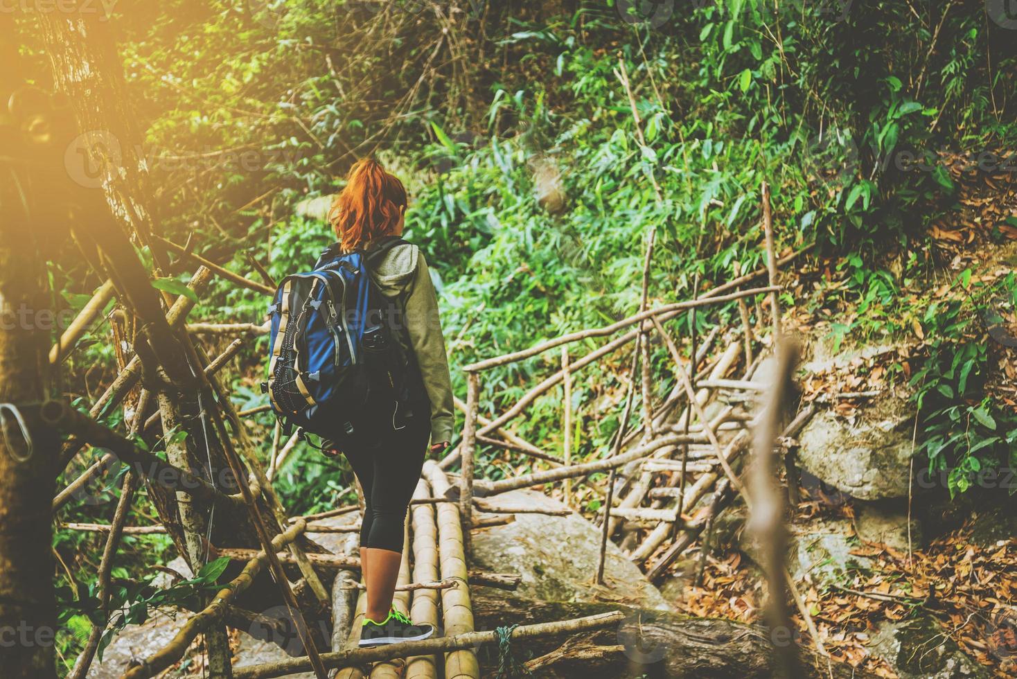 mujer asia viajeros viajan naturaleza bosques, montañas, cascadas. naturaleza de viaje de mujer asiática. viajar relajarse. foto