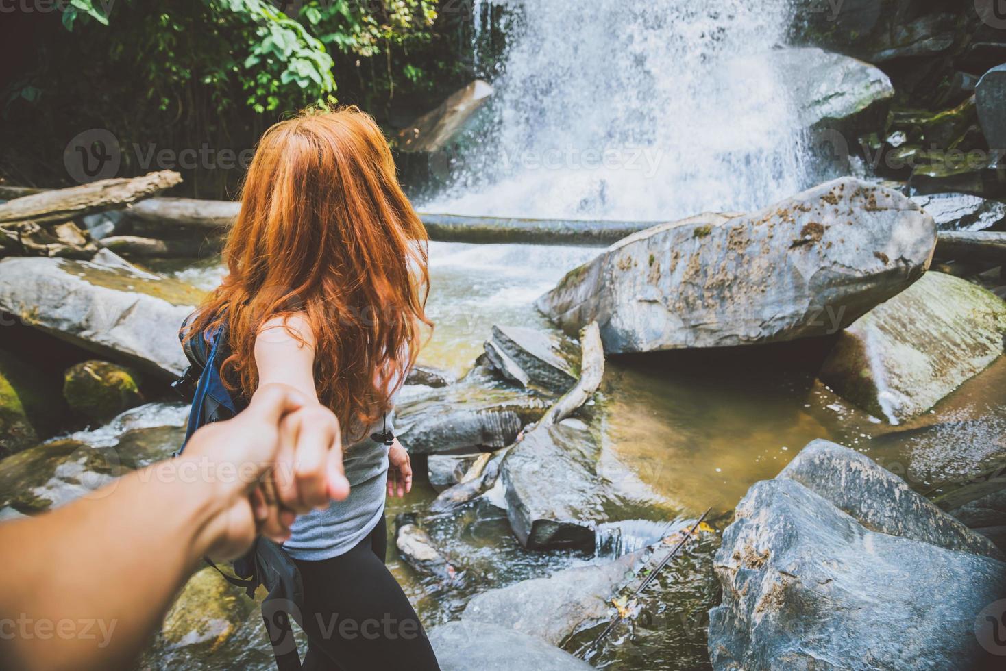 parejas masculinas y femeninas asia. caminantes de la mano viajan naturaleza bosques, montañas, cascadas. viaje a la cascada siliphum en chiangmai, en tailandia. foto