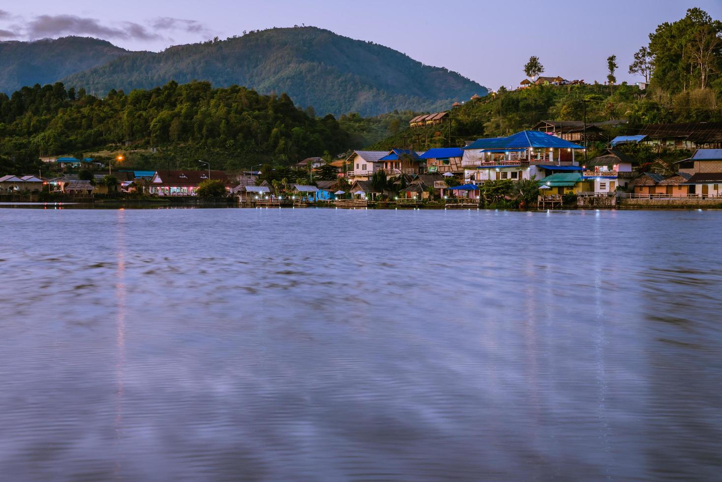 turismo de naturaleza en el pueblo chino de montaña. en ban rak thai village mae hong son en tailandia. foto