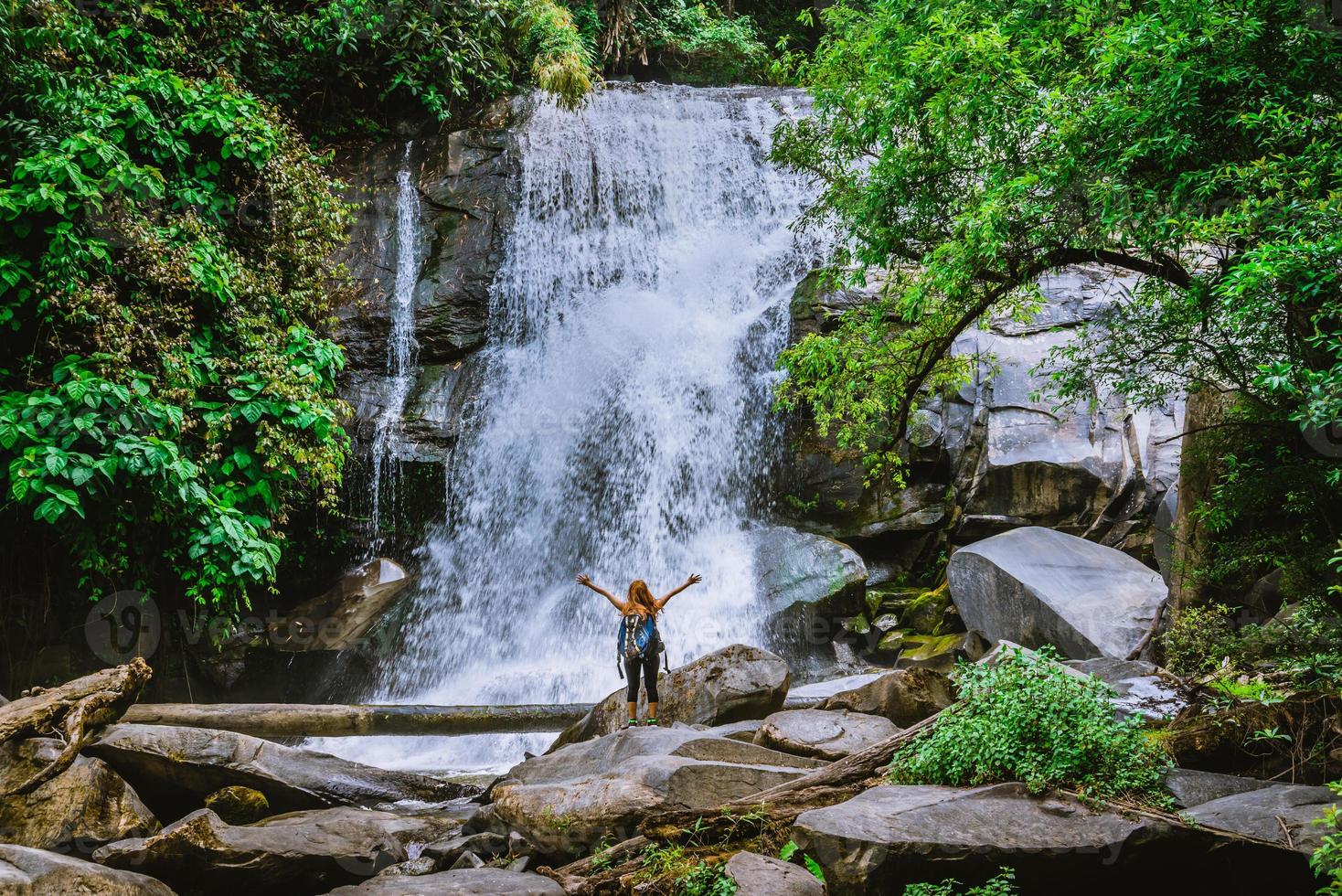 las mujeres viajan. mujer asia viajeros viajan naturaleza bosques, montañas, cascadas. viaje a la cascada siliphum en chiangmai, en tailandia. foto