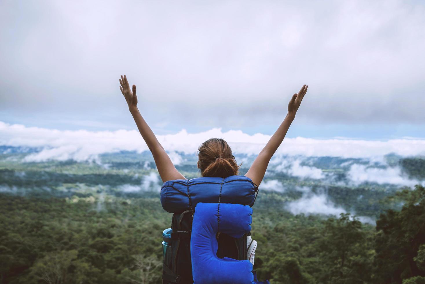 las mujeres asiáticas viajan relajarse en las vacaciones. de pie en la montaña. tailandia foto