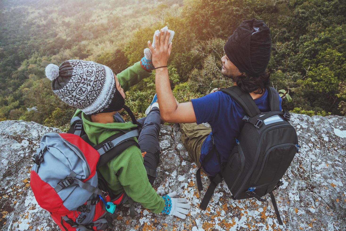 amantes asiáticos mujeres y hombres viajan por la naturaleza. viajar relajarse. sentarse y mirar la vista de la montaña. en un acantilado en la montaña. tailandia foto